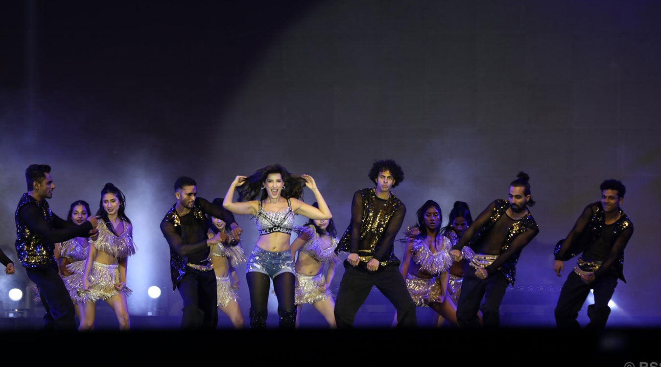 नोरासँगै नाचे नेपाली