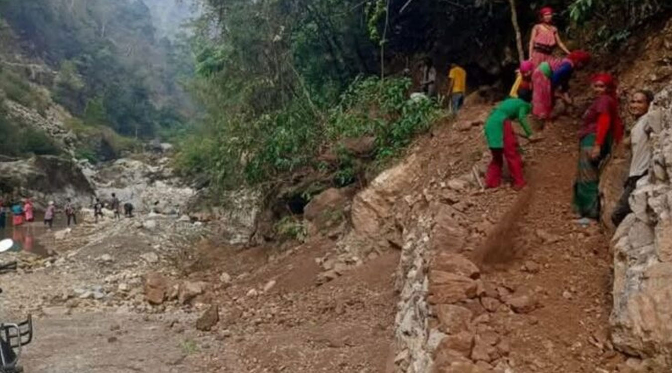 स्थानीय आफैँले बनाउन थाले खोलामा पुल