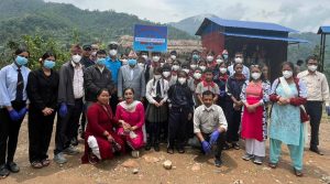 फेदीखोला गाउँपालिकाका अध्यक्ष शिक्षक विद्यार्थीसँगै सरसफाइ अभियानमा