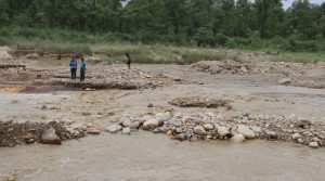 बाढीपहिरोले विभिन्न राजमार्गका छ स्थानमा सडक अवरुद्ध