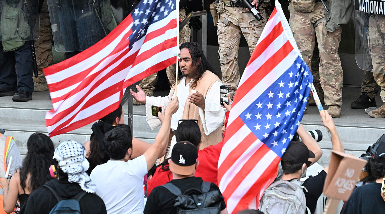 न्युयोर्कमा आप्रवासीमाथि आक्रमणको विरोधमा हजारौँको विरोध प्रदर्शन