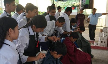 विद्यार्थीलाई सीप सिकाउन कपाल काट्ने तालिम दिइँदै