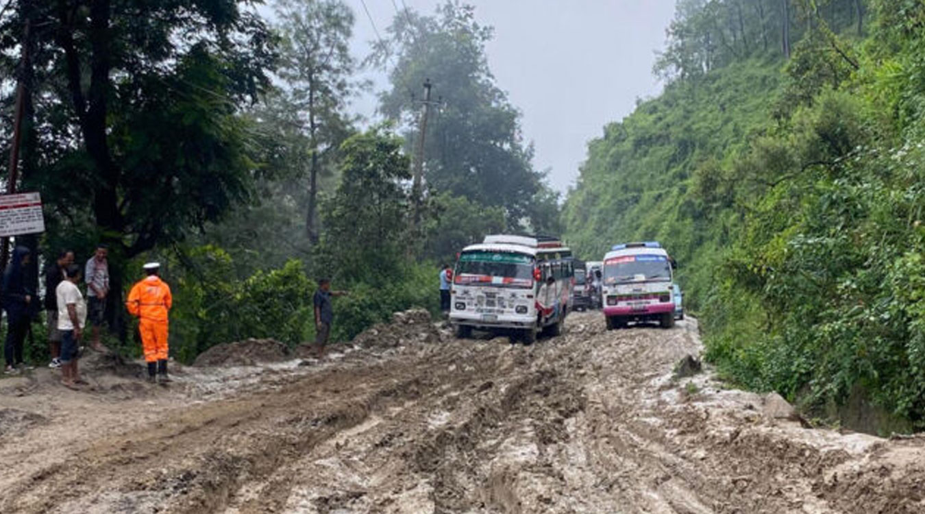 तीन वर्षदेखि निर्माण रोकिएको धुलिखेल-खावा खण्ड स्तरोन्नति गरिँदै