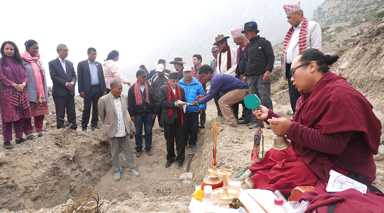प्रचण्डद्वारा मुस्ताङको पेरिस डाँडामा माओवादी केन्द्रको कार्यालय शिलान्यास