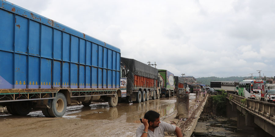 विनयी खोलामा डाइभर्सन निर्माण नगरिने, मालवाहक सवारी सञ्चालनमा रोक