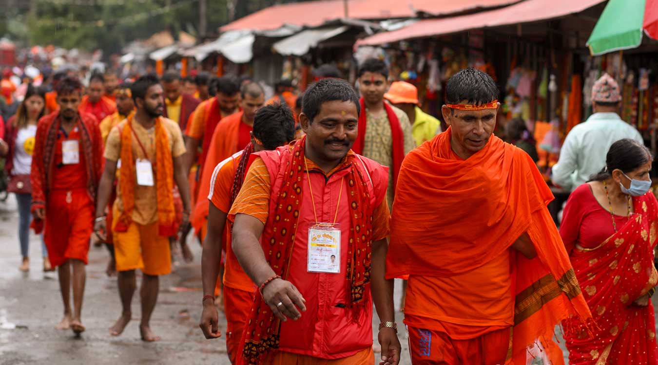 बोल बम यात्रा गर्न सुन्दरीजलमा भक्तजनको घुइँचो