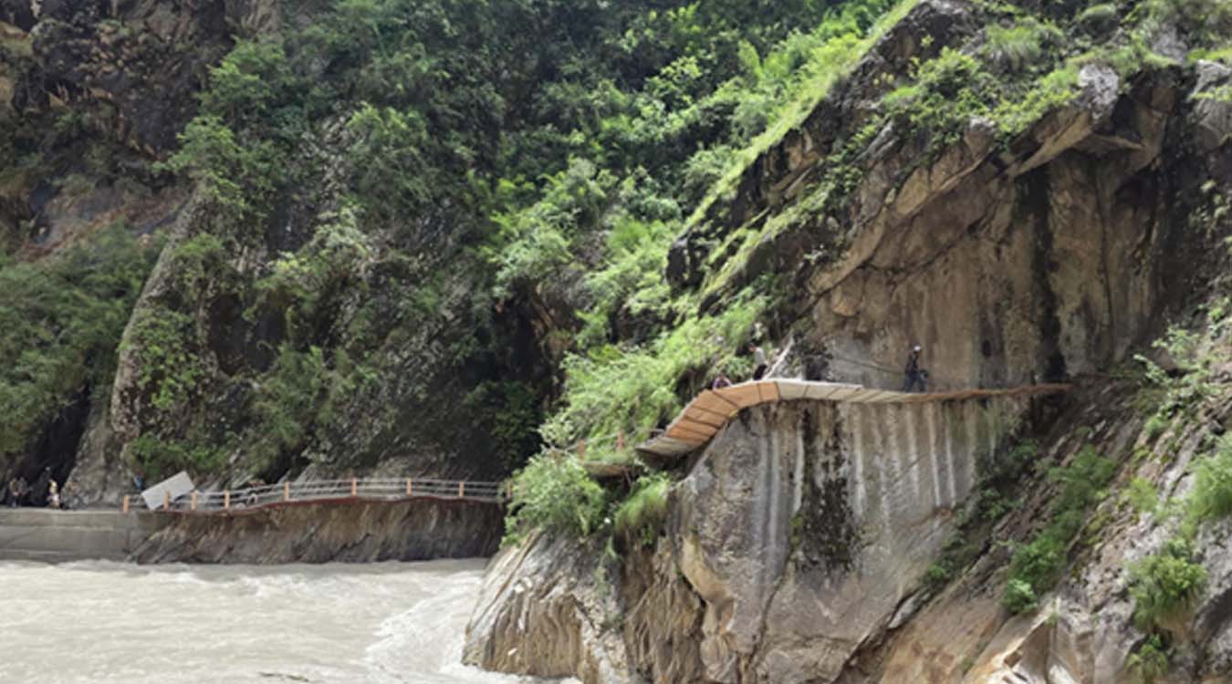 सब्बलको भरमा चट्टान फुटाएर घोरेटो बाटो निर्माण