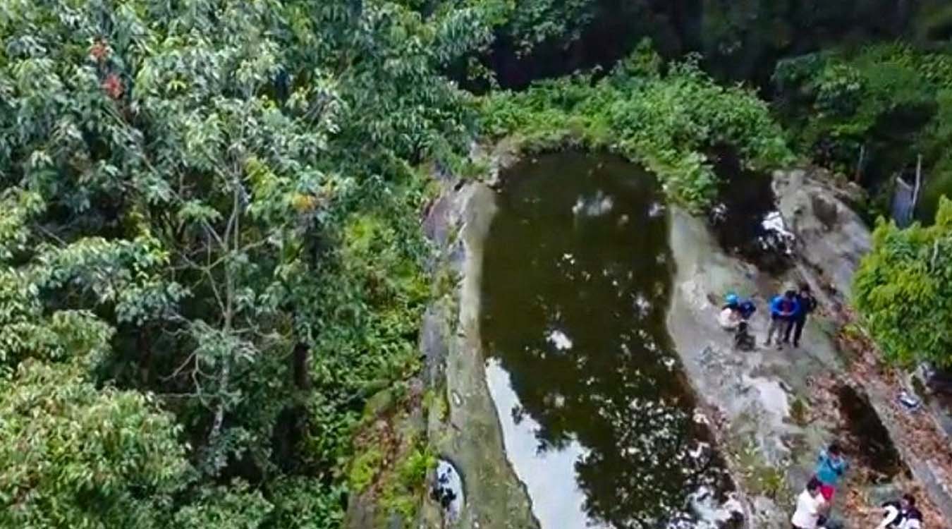 ढुङ्गामाथि रहेको माङ्मा पोखरी ओझेलमा