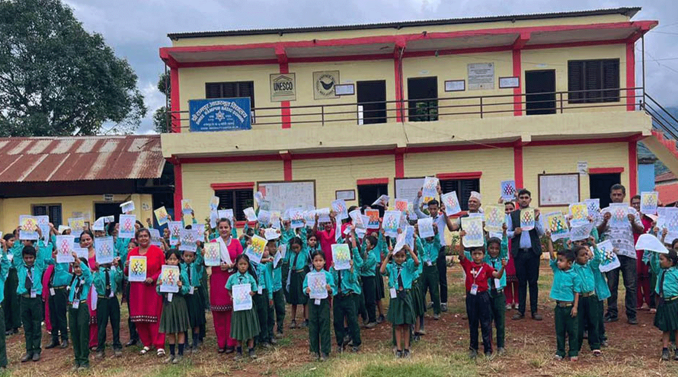 विद्यार्थीले तयार पारेका नागको चित्र टाँस्दै मटेरीवासी