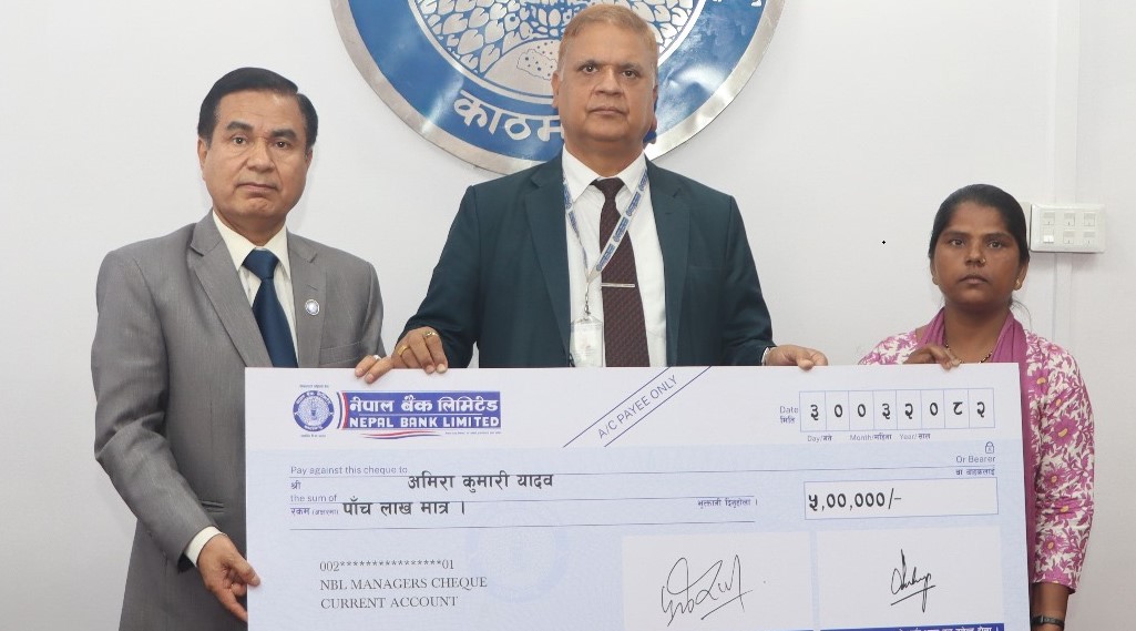 दुर्घटनामा ज्यान गुमाएका शिक्षक यादवको परिवारलाई नेपाल बैंकद्वारा बीमादाबी रकम भुक्तानी