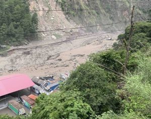 ल्हेन्दे खोलाको भीषण बढी : सवारीसाधन बगायो, हाइड्रोपावरमा क्षति