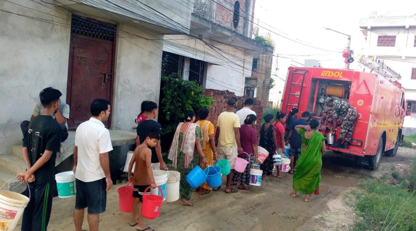 खानेपानीको हाहाकार भएसँगै नेपाली सेनाद्वारा वीरगञ्जमा पानी वितरण