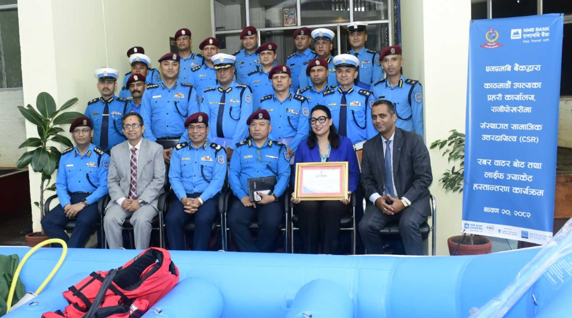 एनएमबि बैंकद्वारा प्रहरीलाई उद्दार सामग्री हस्तान्तर