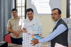 गल्याङका जेहेन्दार विद्यार्थीका लागि स्टेसनरी वितरण