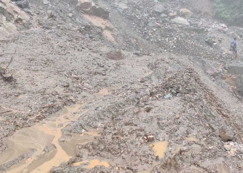 पहिराबाट विभिन्न ठाउँका सडक अवरुद्ध पहिराबाट विभिन्न ठाउँका सडक अवरुद्ध