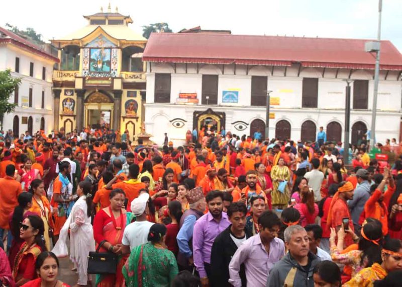 साउनको पहिलो सोमबारः बढ्यो पशुपतिनाथमा भक्तजनको लाम