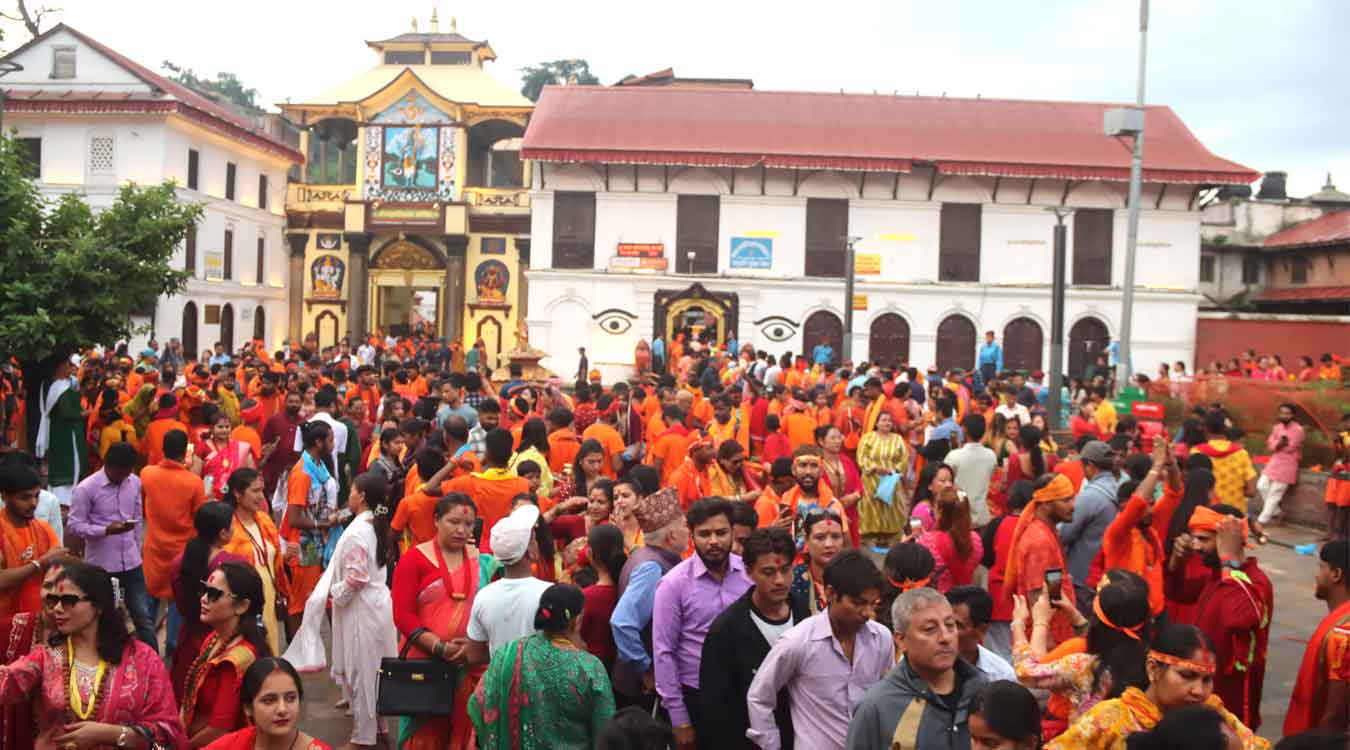 साउनको तेस्रो सोमबारः पशुपतिनाथसहितका शिवालयमा भक्तजनको घुइँचो साउनको तेस्रो सोमबारः पशुपतिनाथसहितका शिवालयमा भक्तजनको घुइँचो