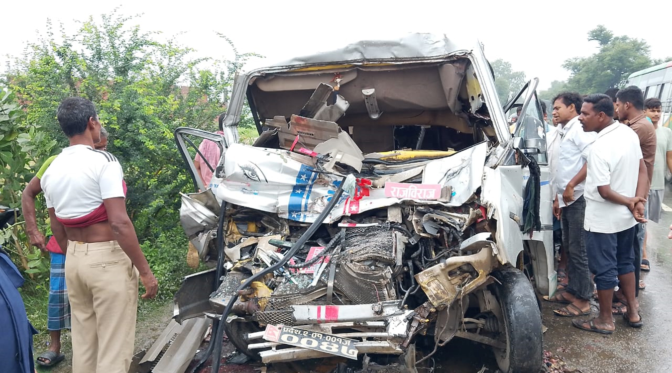 सुनसरीमा सवारी साधन दुर्घटना : तीनको मृत्यु, १५ घाइते