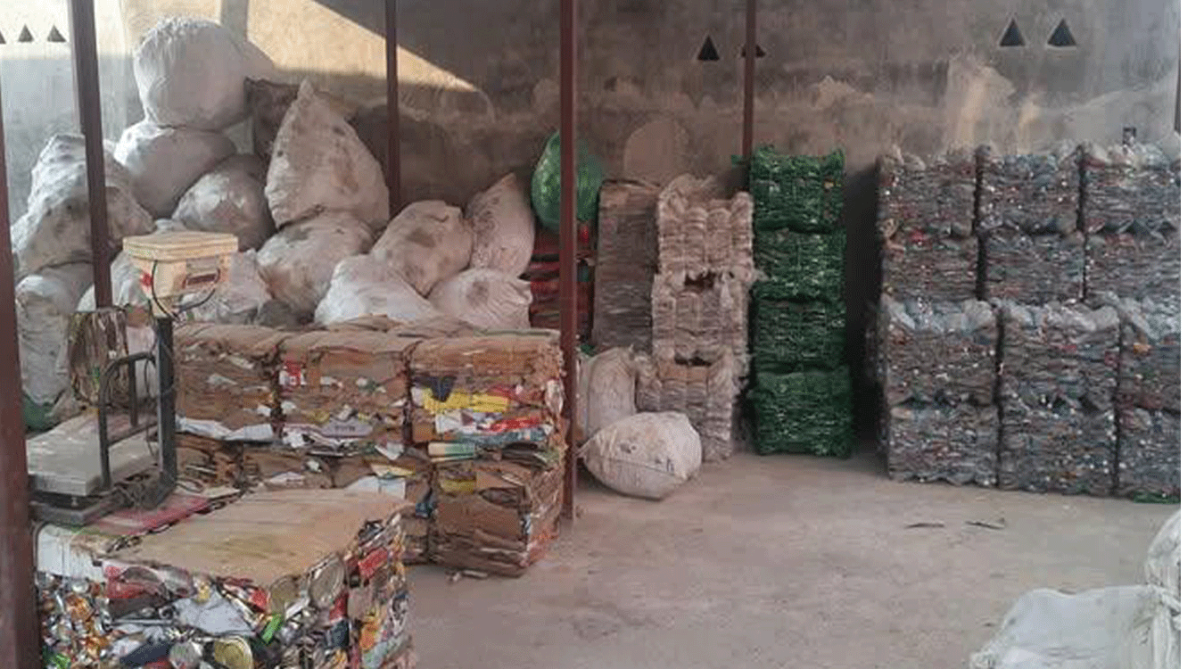 फोहरजन्य वस्तु बिक्री गरी १० लाख आम्दानी