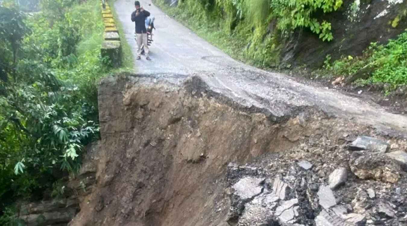 सडक भासिएपछि कर्णाली राजमार्ग अवरुद्ध
