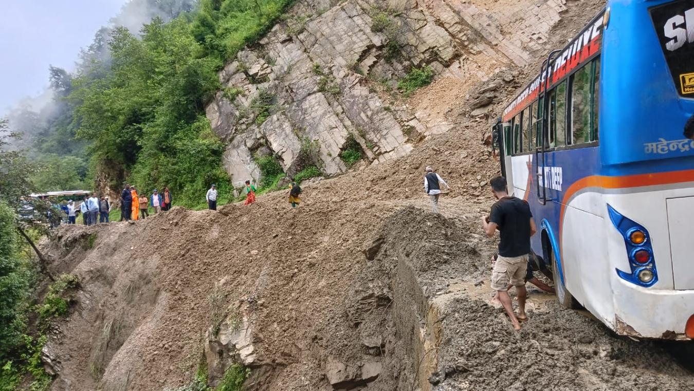 पहिरोले महाकाली राजमार्ग अवरुद्ध