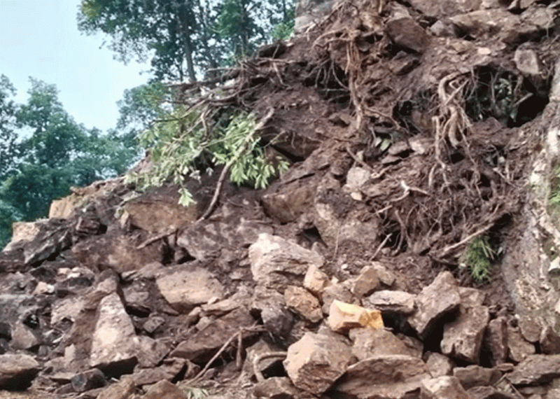 पहिरोका कारण मध्यपहाडी लोकमार्गमा अवरुद्ध