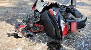 ‘पार्क’ गरिएको बसमा द्रुत गतिको स्कुटर ठोक्किँदा दुई युवकको मृत्यु