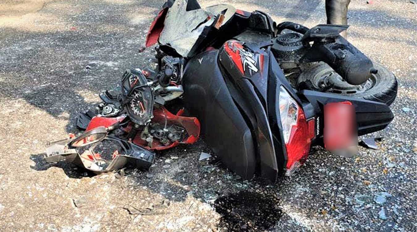 ‘पार्क’ गरिएको बसमा द्रुत गतिको स्कुटर ठोक्किँदा दुई युवकको मृत्यु