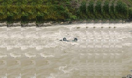 बससँग ठाेक्किँदा सडक विभागको कार सुनकोशीमा खस्यो, तीन जना बेपत्ता