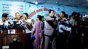सुदन गुरुङको पत्रकार सम्मेलनमा धकेलाधकेल