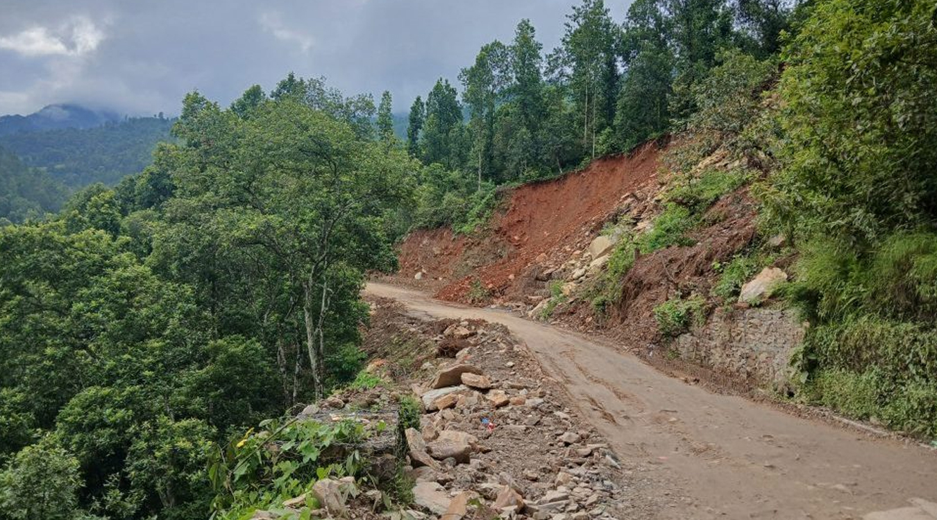 धादिङ-मलेखु सडकः  दारेगौँडाभिरमा अझै भासिने र पहिरो जाने क्रम रोकिएन