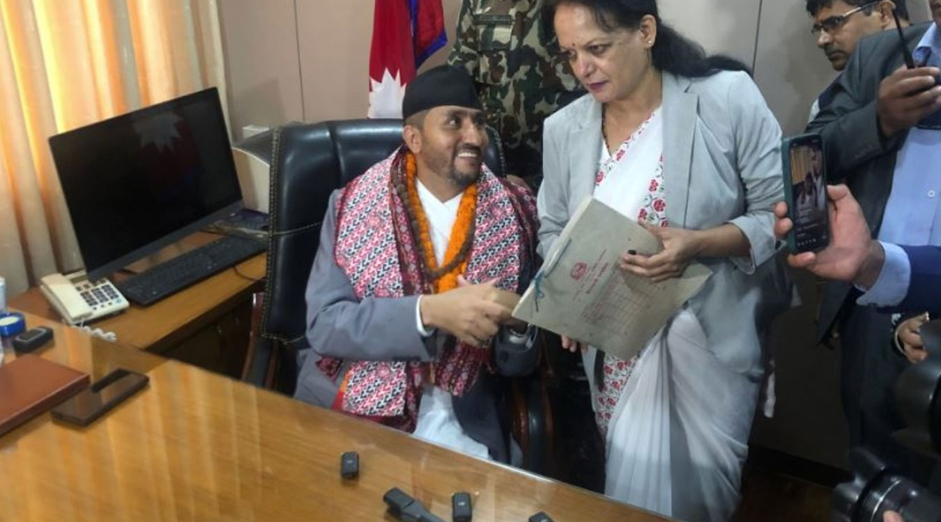 सञ्चारमन्त्री खरेलद्वारा पदभार ग्रहण