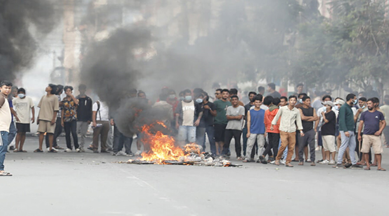 सातदोबाटो र कलंकी क्षेत्रतिर सडकमै टायर बालेर प्रदर्शन