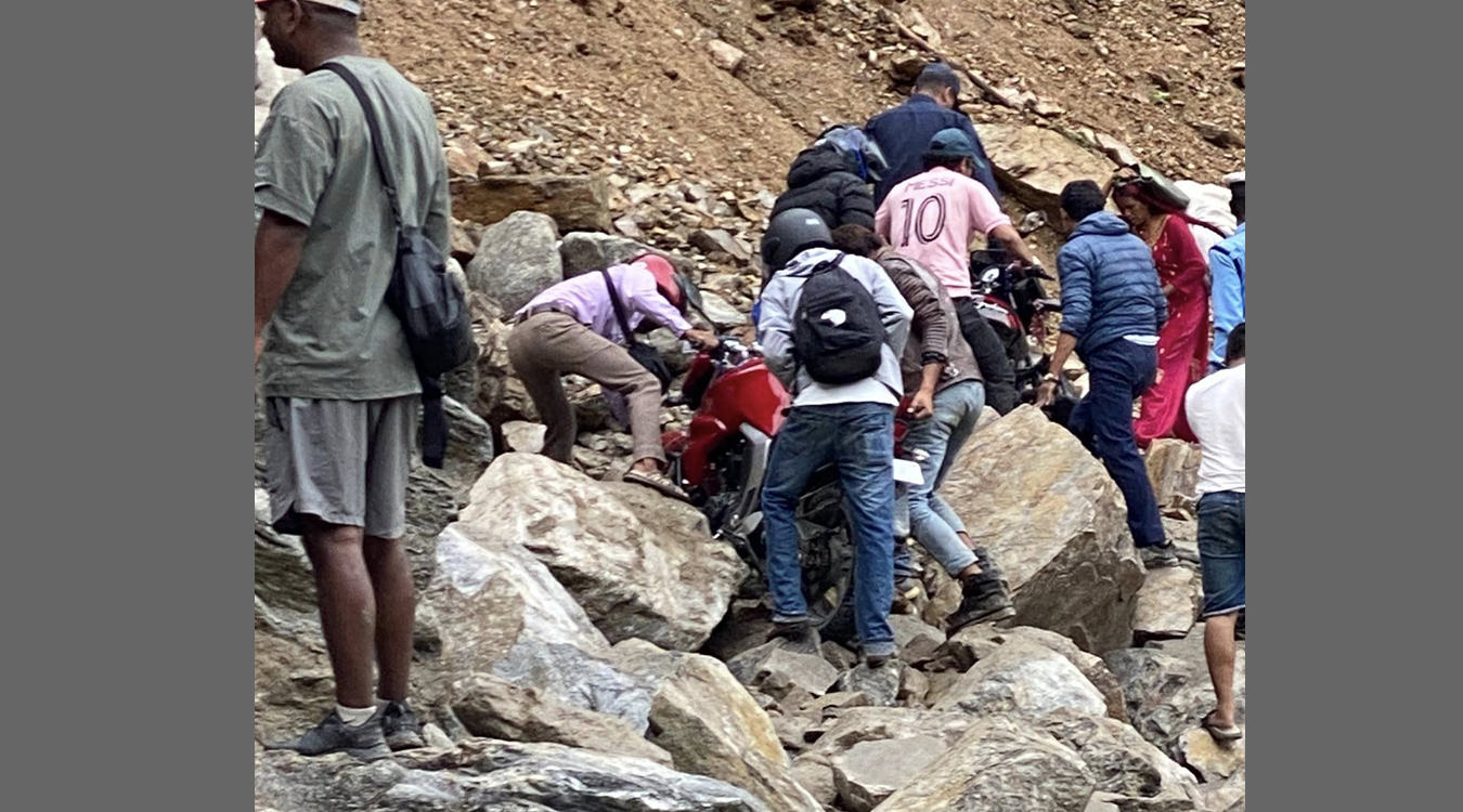 तीन दिनदेखि कर्णाली राजमार्ग अवरुद्ध,स्याउ बाटोमै कुहिने चिन्ता