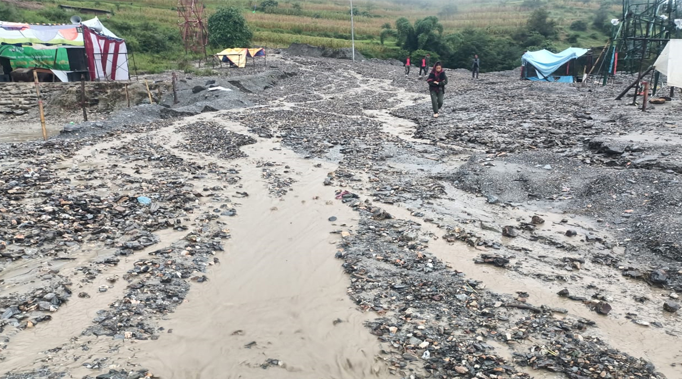 बाढीले मध्यपहाडी लोकमार्ग अवरुद्ध
