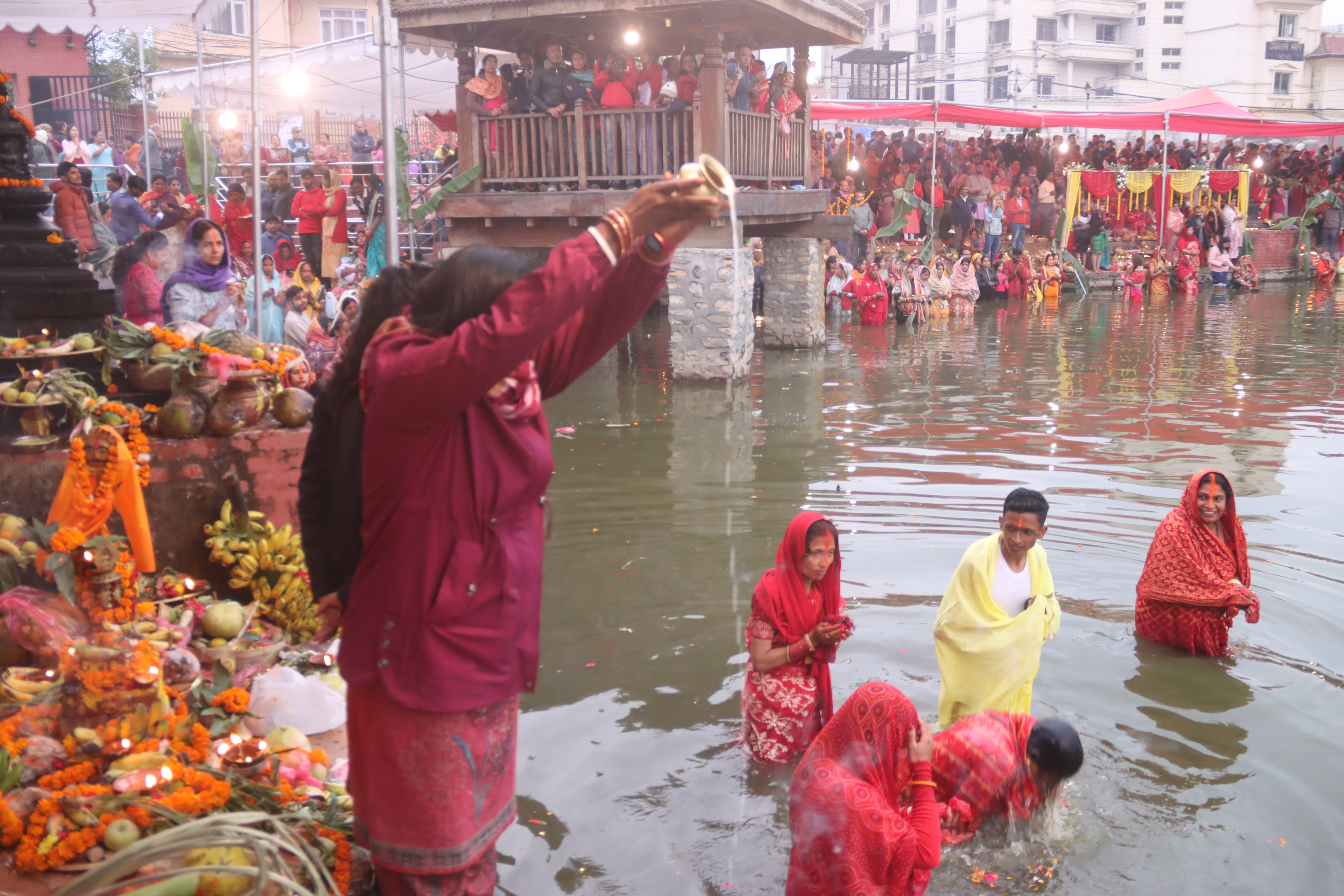 उदाउँदो सूर्यलाई अघ्र्य दिई छठ सम्पन्न
