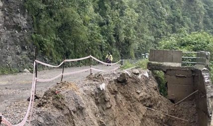 पृथ्वीराजमार्गको आँबुखैरेनीमा सडक भासियो