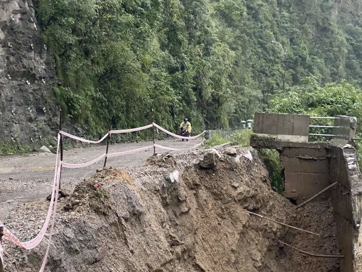पृथ्वीराजमार्गको आँबुखैरेनीमा सडक भासियो
