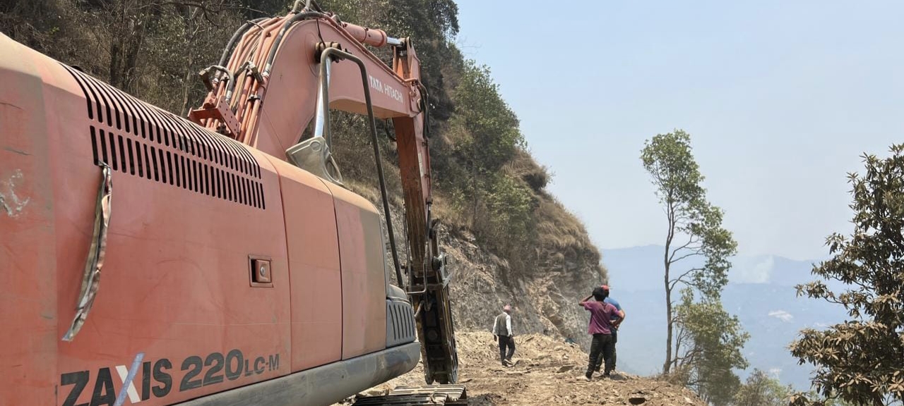 सडक अलपत्र पार्ने ठेकेदारको जमानत जफत सडक अलपत्र पार्ने ठेकेदारको जमानत जफत