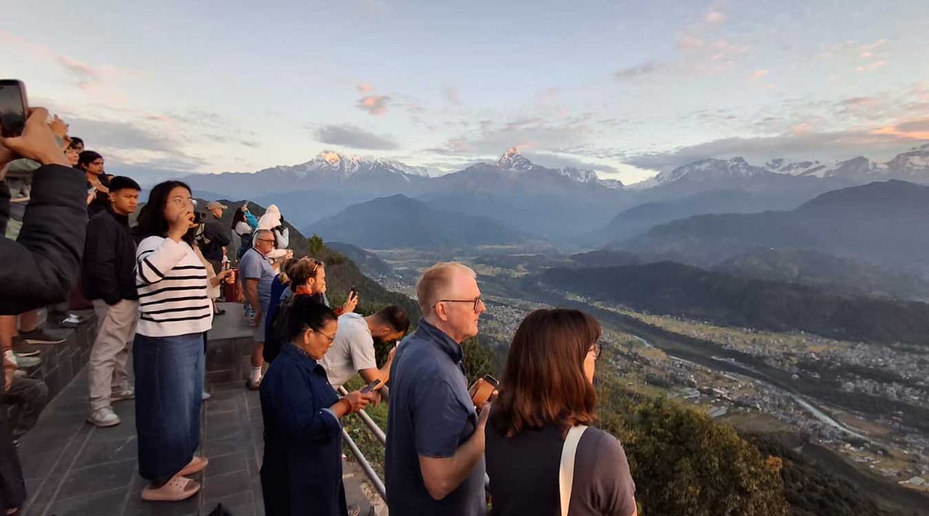 पोखरा भरिभराउः लामो बिदाले बढायो आन्तरिक पर्यटन पोखरा भरिभराउः लामो बिदाले बढायो आन्तरिक पर्यटन