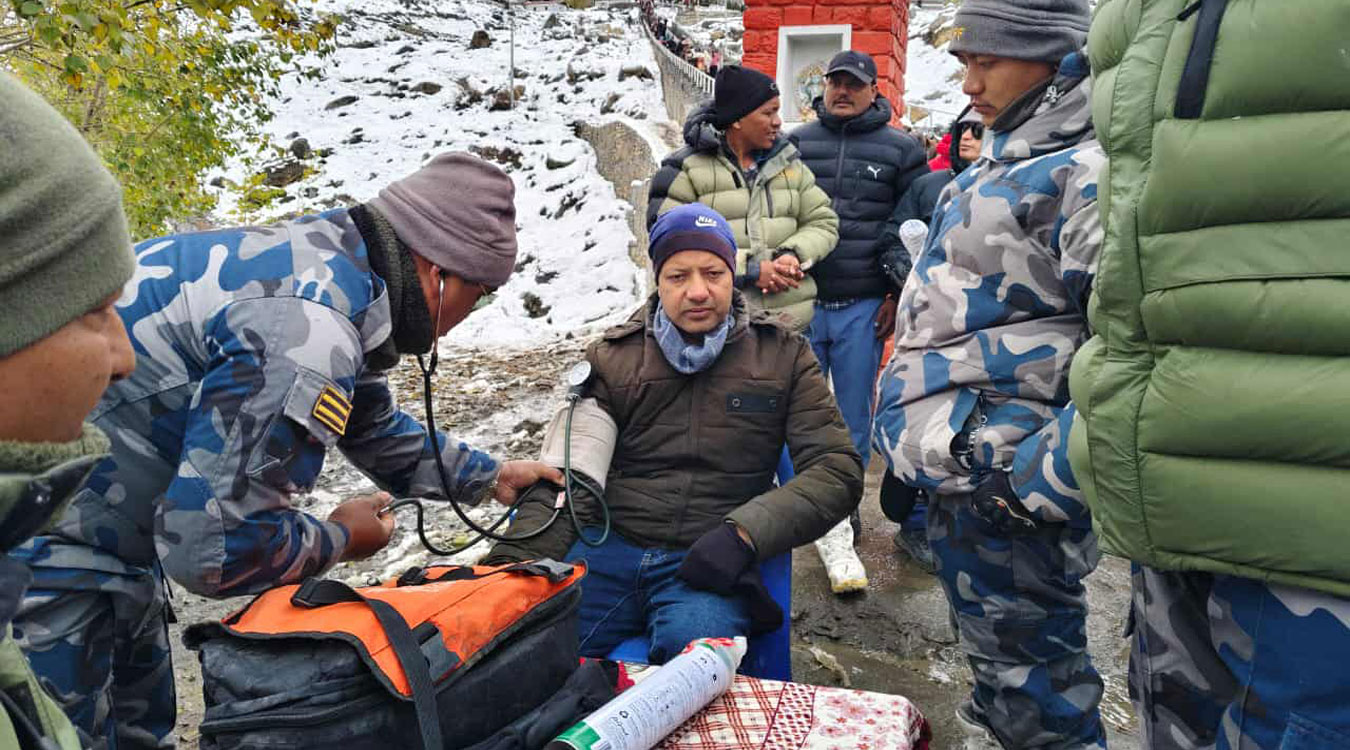 नेपाली सेनाद्वारा मुस्ताङको हिमपात प्रभावित क्षेत्रबाट १५ जना पर्यटकको उद्धार