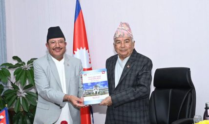 राष्ट्रपति पौडेलसमक्ष निर्वाचन आयोगको प्रतिवेदन पेस