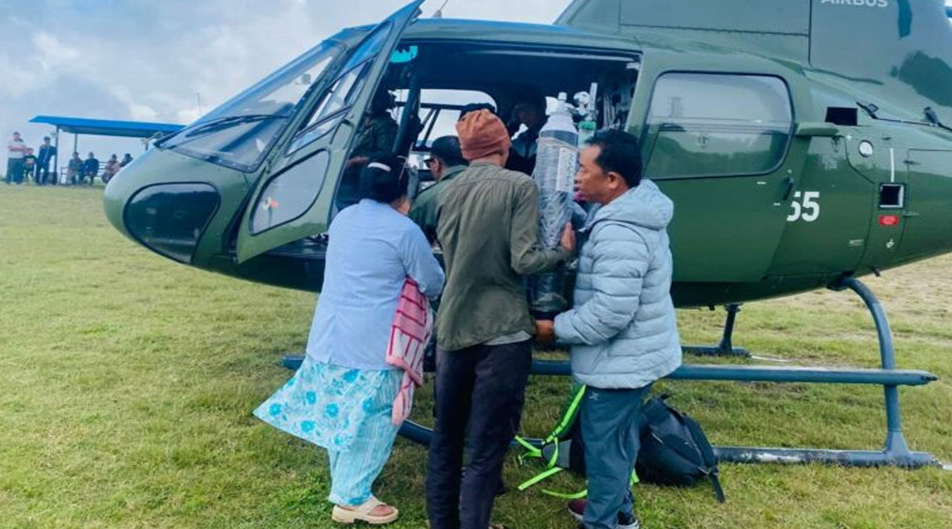 नेपाली सेनाको हेलिकप्टरमार्फत् सुत्केरी र शिशुको उद्धार