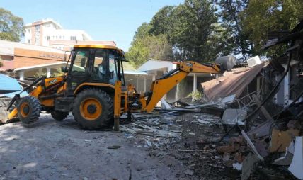 पूर्वमन्त्री दिपक खड्काले बनाएको संरचनामा डोजर