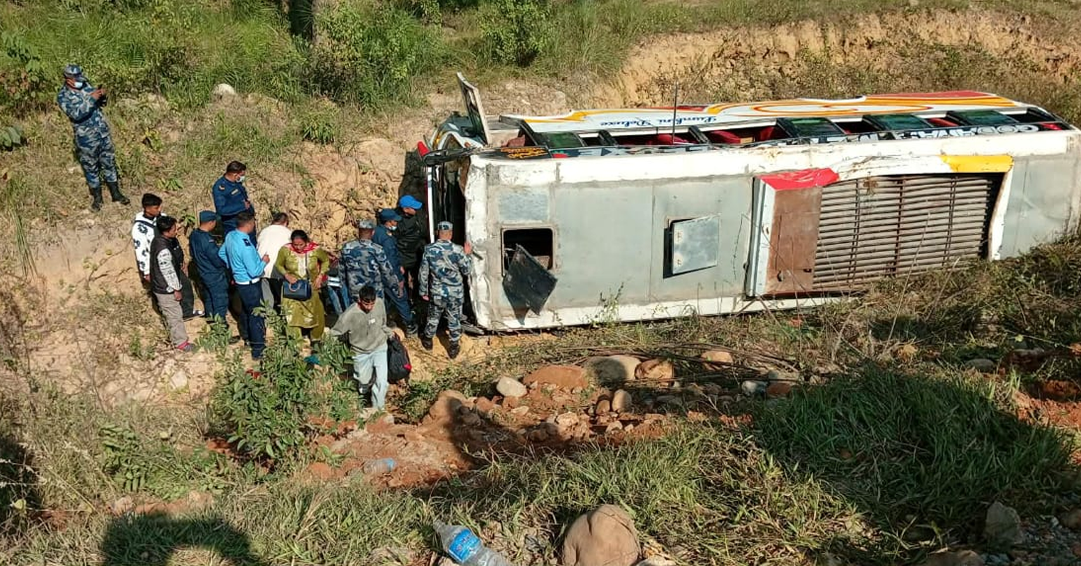 बस दुर्घटनामा २० जना घाइते