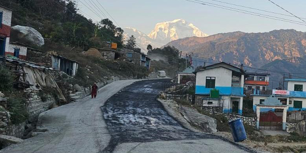 बेनी-पाखापानी सडकः किराखोर–नेप्टेचौर खण्डमा धमाधम कालोपत्र हुँदै