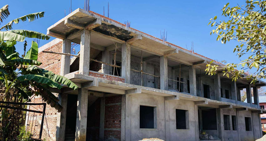 एकवर्षमा सक्ने गरी बनाउन थालिएको स्वास्थ्य चौकी भवन तीन वर्षमा पनि बनेन