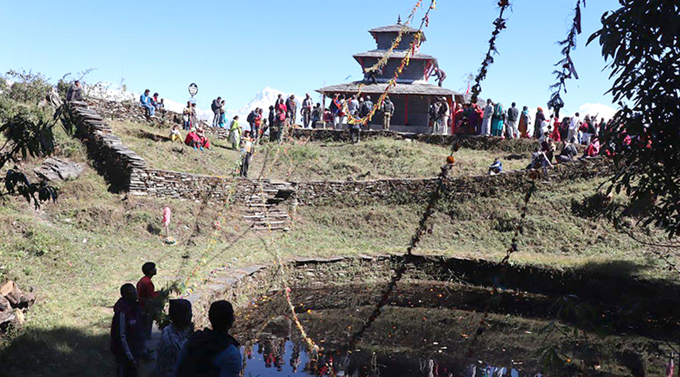 प्रकृतिलाई खुुसी पार्न तोरन तार्ने चलन