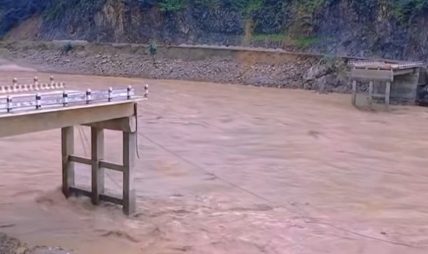 सुनकोशीको फोक्सिङटार अस्थायी बेलिब्रिज जडानको काम सुरु सुनकोशीको फोक्सिङटार अस्थायी बेलिब्रिज जडानको काम सुरु