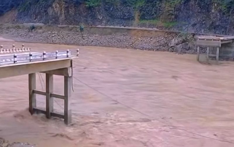 आधा दर्जन पुल अलपत्र